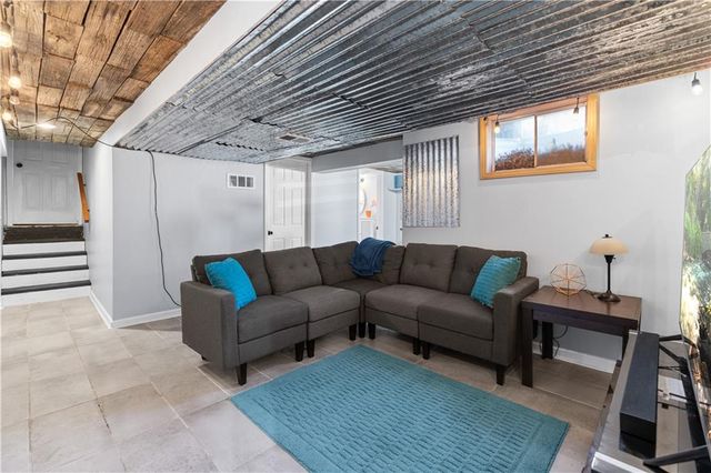 1324 SW 22nd Street, Blue Springs, MO 64015