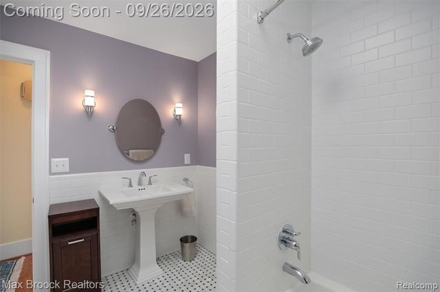 46 Oakdale Boulevard, Pleasant Ridge, MI 48069
