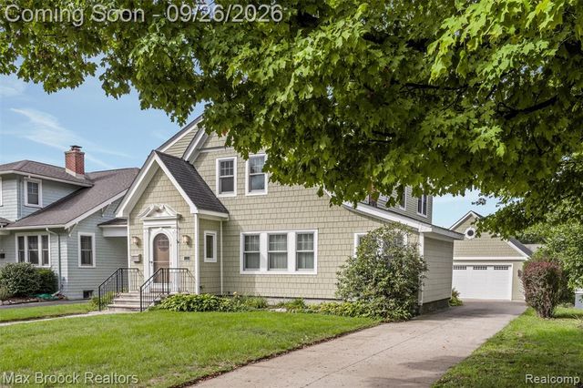 46 Oakdale Boulevard, Pleasant Ridge, MI 48069