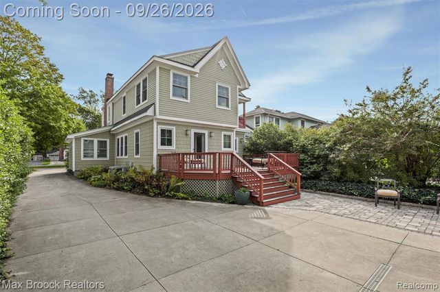46 Oakdale Boulevard, Pleasant Ridge, MI 48069