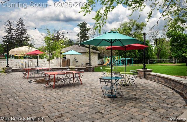 46 Oakdale Boulevard, Pleasant Ridge, MI 48069