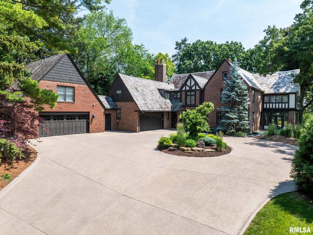 102 FOREST Road, Davenport, IA 52803