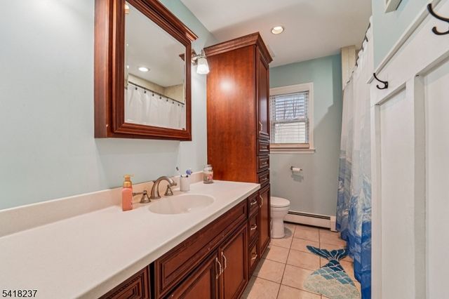 51 Catherine St, Bloomingdale Boro, NJ 07403