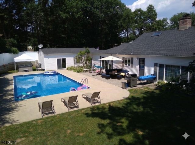 51 Catherine St, Bloomingdale Boro, NJ 07403