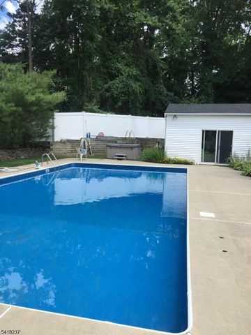 51 Catherine St, Bloomingdale Boro, NJ 07403