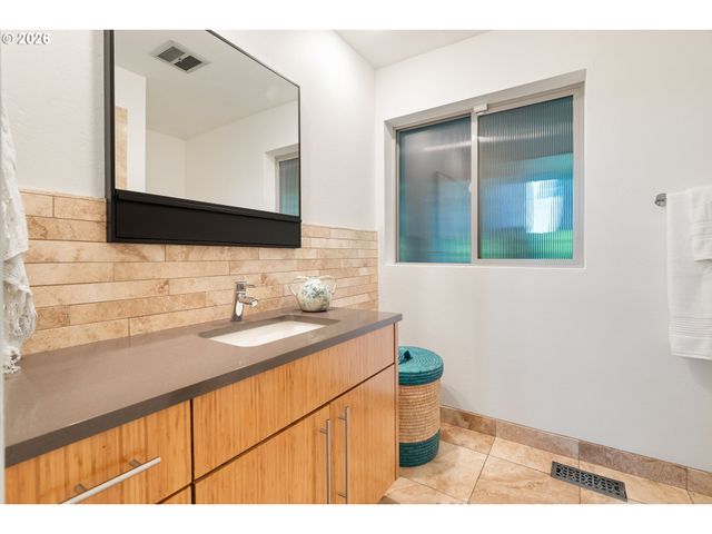 1666 LAKE FRONT Rd, Lake Oswego, OR 97034