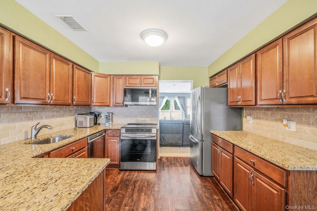 23 Gazebo Lane, Holtsville, NY 11742