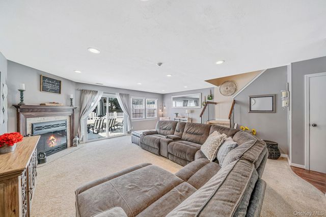 23 Gazebo Lane, Holtsville, NY 11742