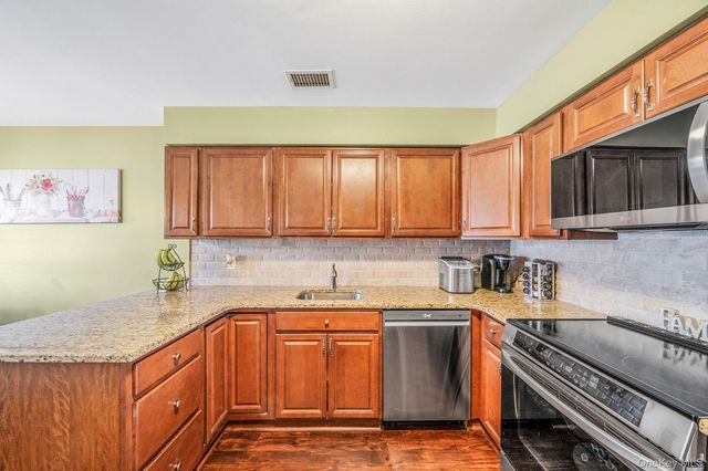 23 Gazebo Lane, Holtsville, NY 11742