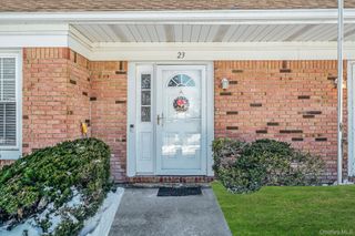 23 Gazebo Lane, Holtsville, NY 11742