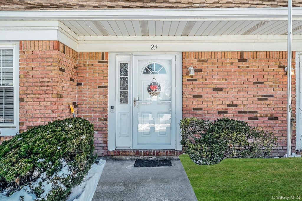 23 Gazebo Lane, Holtsville, NY 11742