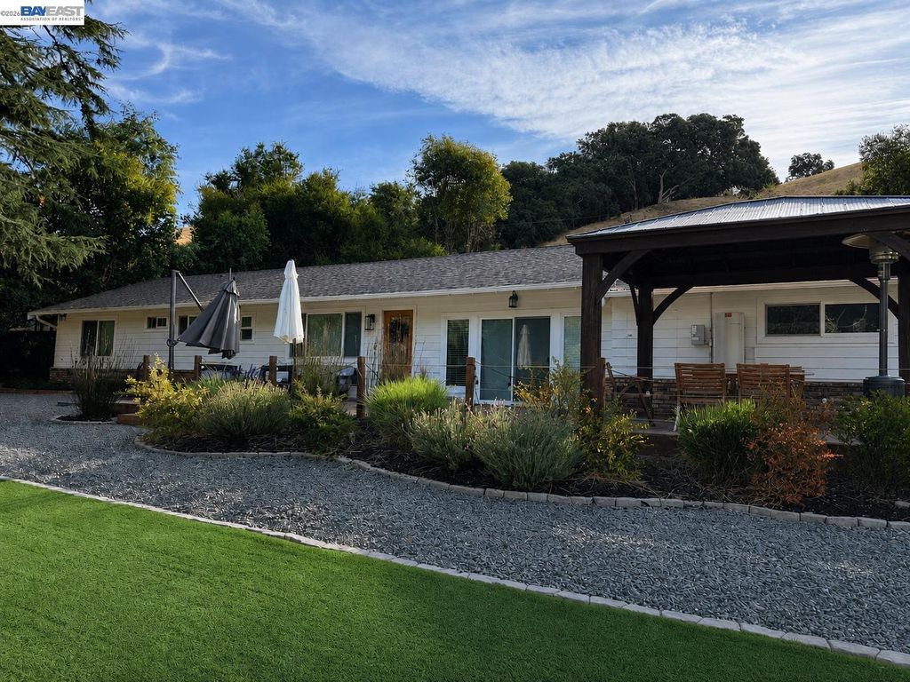 9338 Crow Canyon Rd, Castro Valley, CA 94552