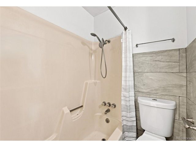 147 Paris Cir, Aurora, CO 80011