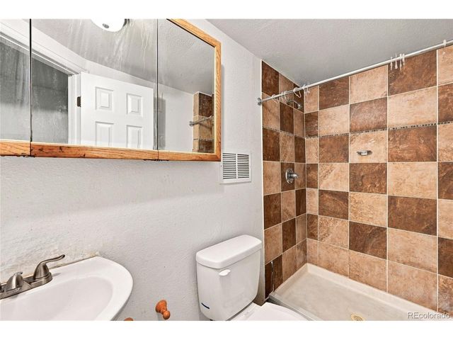 147 Paris Cir, Aurora, CO 80011