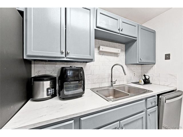 147 Paris Cir, Aurora, CO 80011