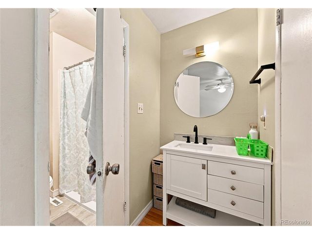 147 Paris Cir, Aurora, CO 80011