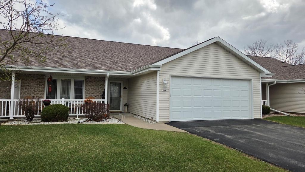 104 Queens WAY, Fond Du Lac, WI 54935