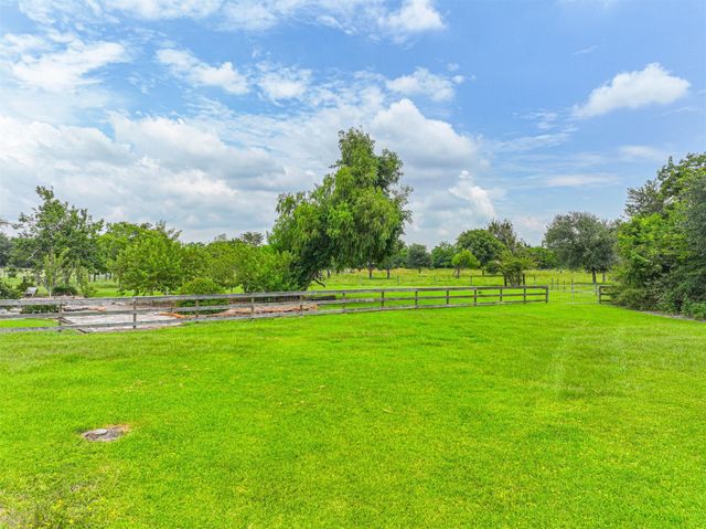 000 Jay Road, Hitchcock, TX 77563