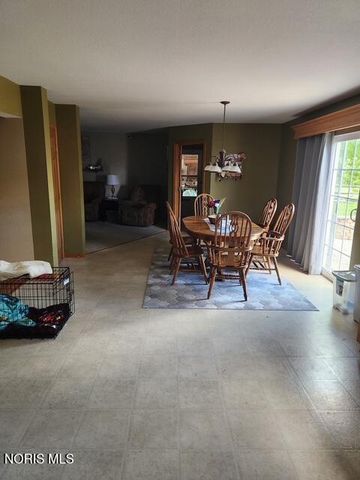 5701 Blue Grass Drive, Walbridge, OH 43465