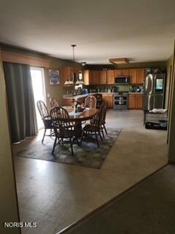 5701 Blue Grass Drive, Walbridge, OH 43465