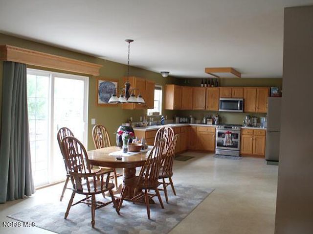 5701 Blue Grass Drive, Walbridge, OH 43465