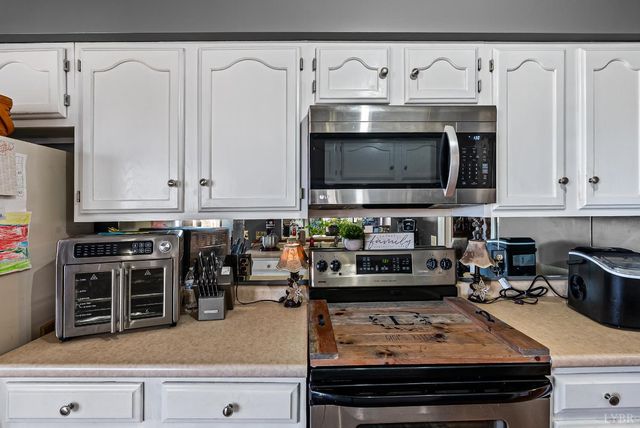 208 Manor Drive, Forest, VA 24551