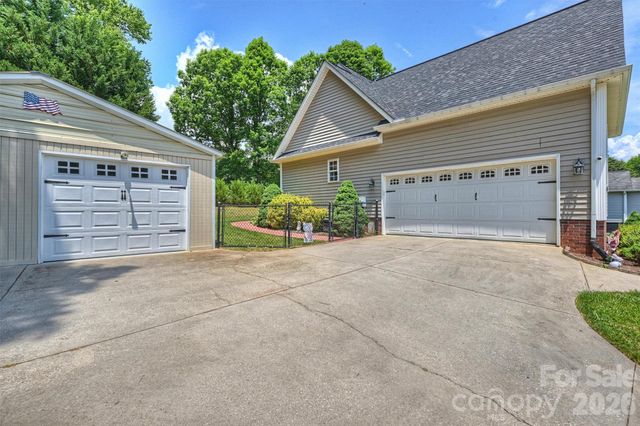 1302 Laurel Woods Drive, Gastonia, NC 28052