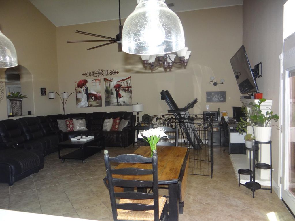 Image 12 of property listing at 5550 N Cresta Avenue, Fresno, CA 93723