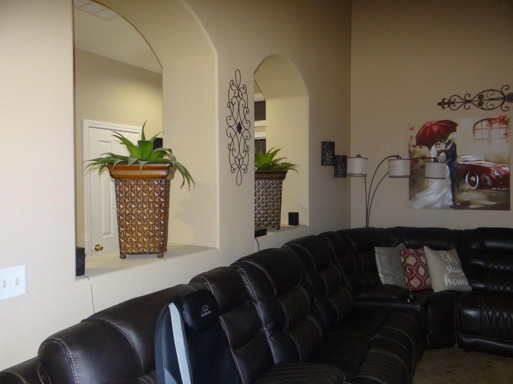Image 14 of property listing at 5550 N Cresta Avenue, Fresno, CA 93723