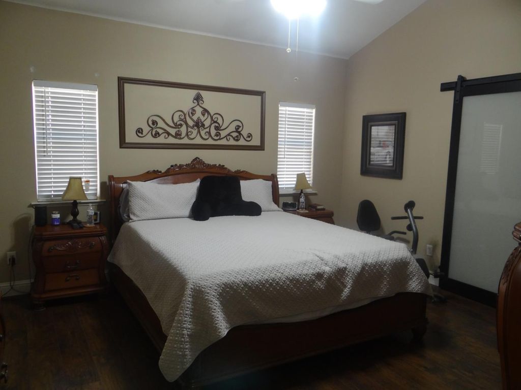 Image 21 of property listing at 5550 N Cresta Avenue, Fresno, CA 93723
