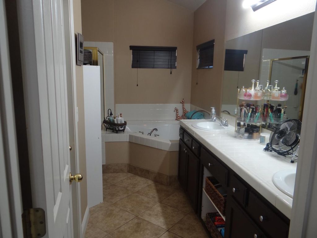 Image 22 of property listing at 5550 N Cresta Avenue, Fresno, CA 93723