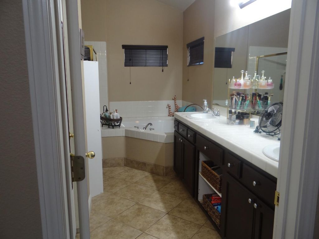 Image 24 of property listing at 5550 N Cresta Avenue, Fresno, CA 93723