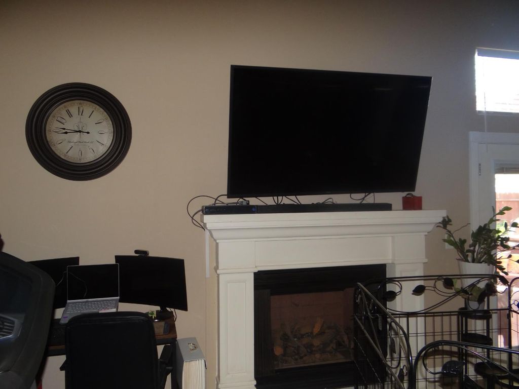 Image 36 of property listing at 5550 N Cresta Avenue, Fresno, CA 93723