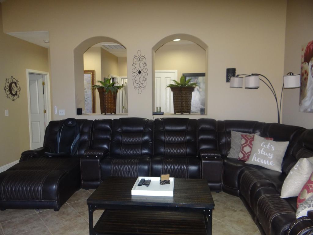 Image 5 of property listing at 5550 N Cresta Avenue, Fresno, CA 93723