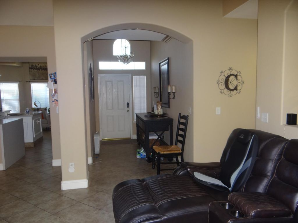 Image 6 of property listing at 5550 N Cresta Avenue, Fresno, CA 93723