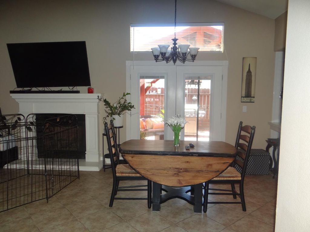 Image 8 of property listing at 5550 N Cresta Avenue, Fresno, CA 93723