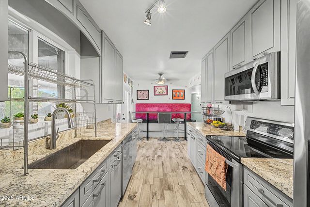 1001 E BELMONT Avenue, Phoenix, AZ 85020