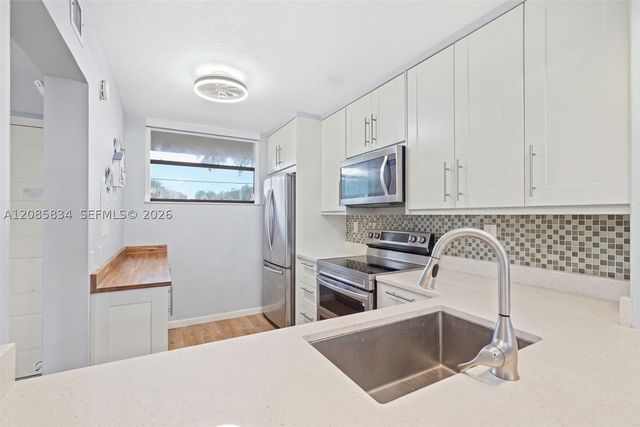 111 Lake Emerald Dr 104, Oakland Park, FL 33309