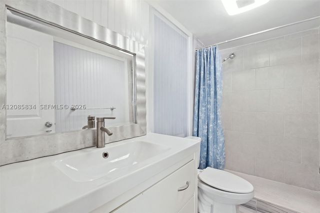 111 Lake Emerald Dr 104, Oakland Park, FL 33309