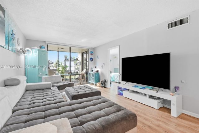 111 Lake Emerald Dr 104, Oakland Park, FL 33309