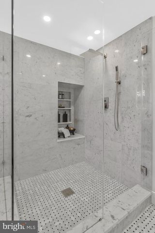 6810 WEAVER AVE, Mclean, VA 22101