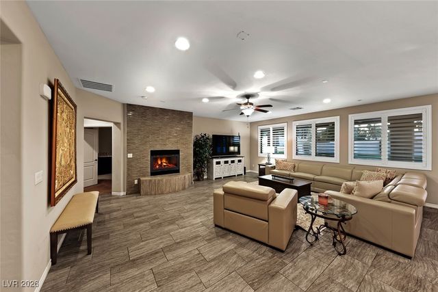 7148 White Bloom Avenue, Las Vegas, NV 89117