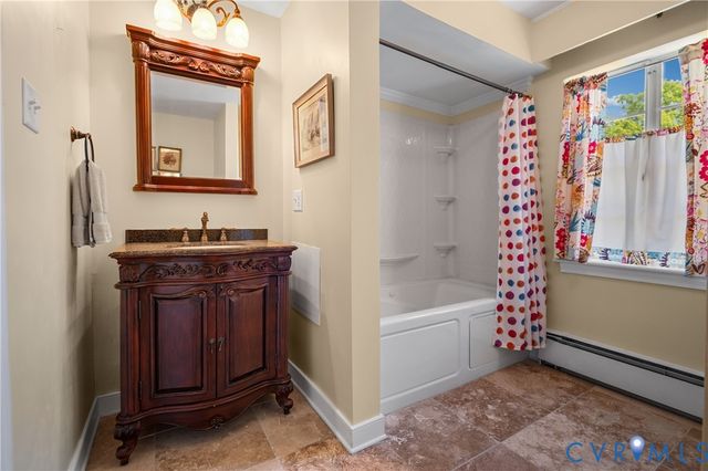 1152 Oakridge Rd, Petersburg, VA 23805
