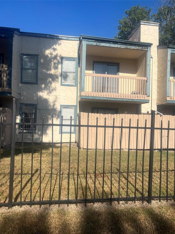9898 Club Creek Dr 405, Houston, TX 77036