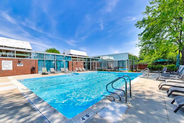382 Kelburn Road 221, Deerfield, IL 60015