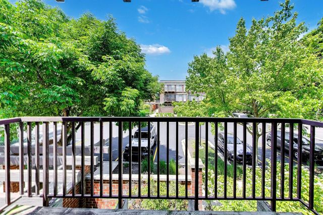 382 Kelburn Road 221, Deerfield, IL 60015