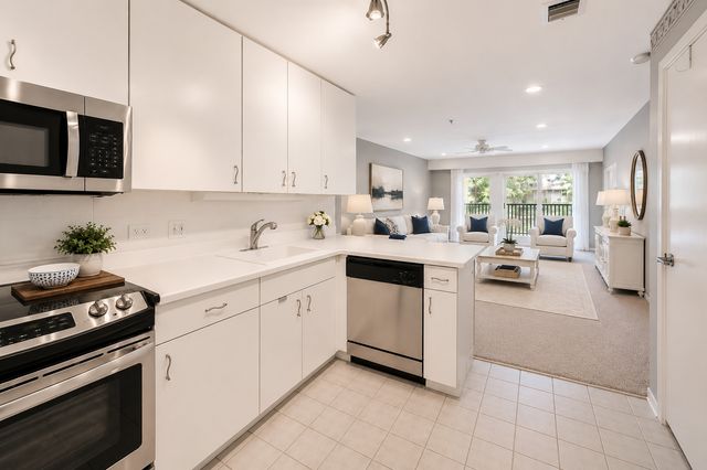 382 Kelburn Road 221, Deerfield, IL 60015
