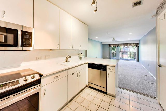 382 Kelburn Road 221, Deerfield, IL 60015