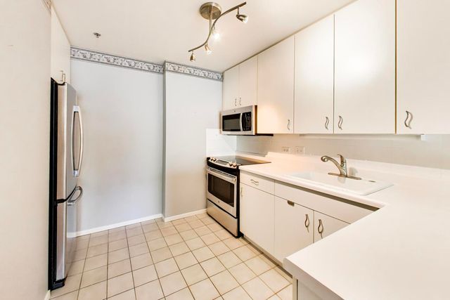 382 Kelburn Road 221, Deerfield, IL 60015
