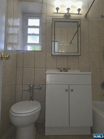 2345 Linwood Avenue 1A, Fort Lee, NJ 07024